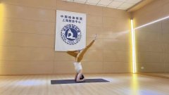 瑜伽球教练瘦腿体式是什么？教你2个瘦腿体式！